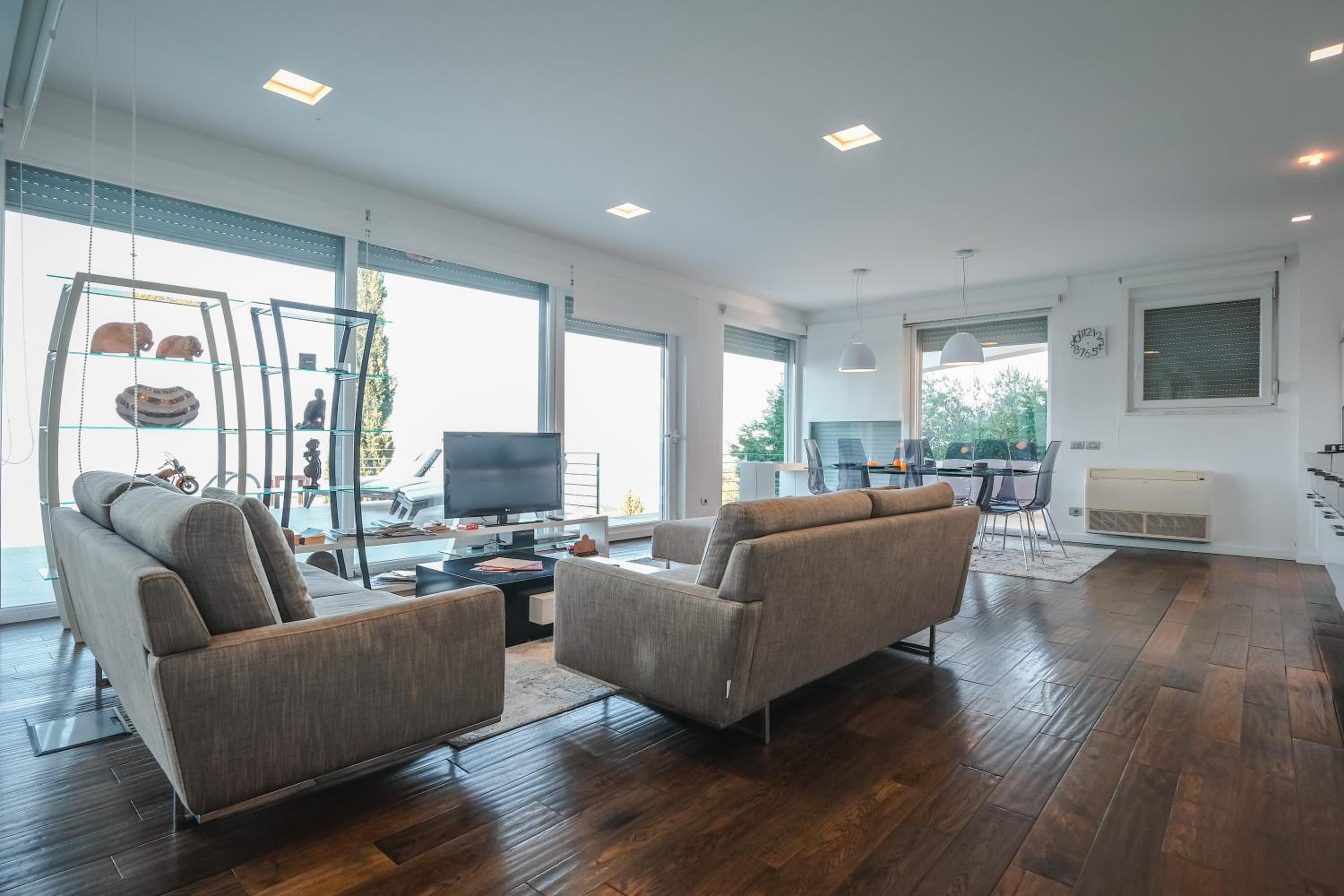 Exclusive Lake Villa by PikHost
