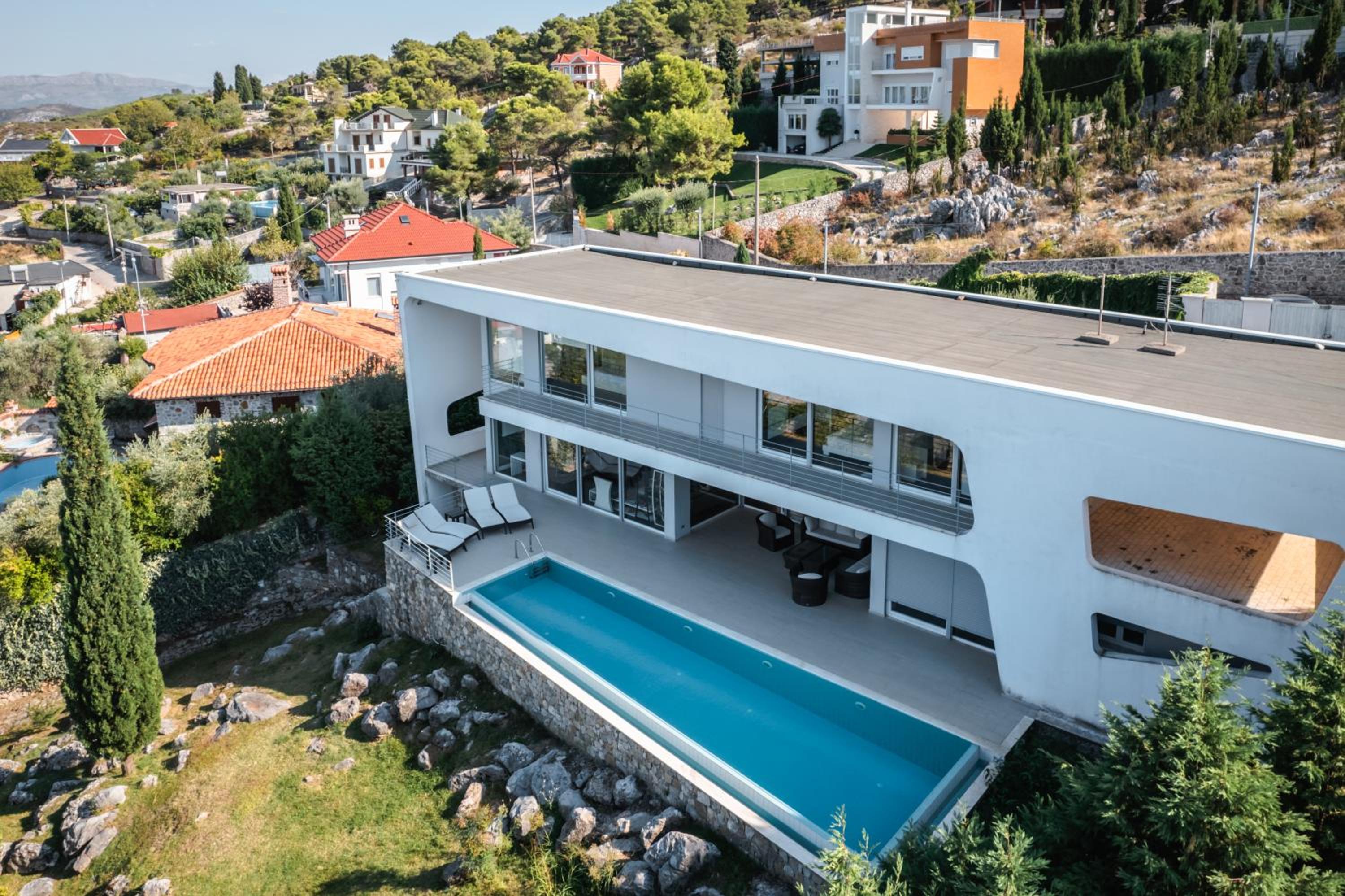 Exclusive Lake Villa by PikHost