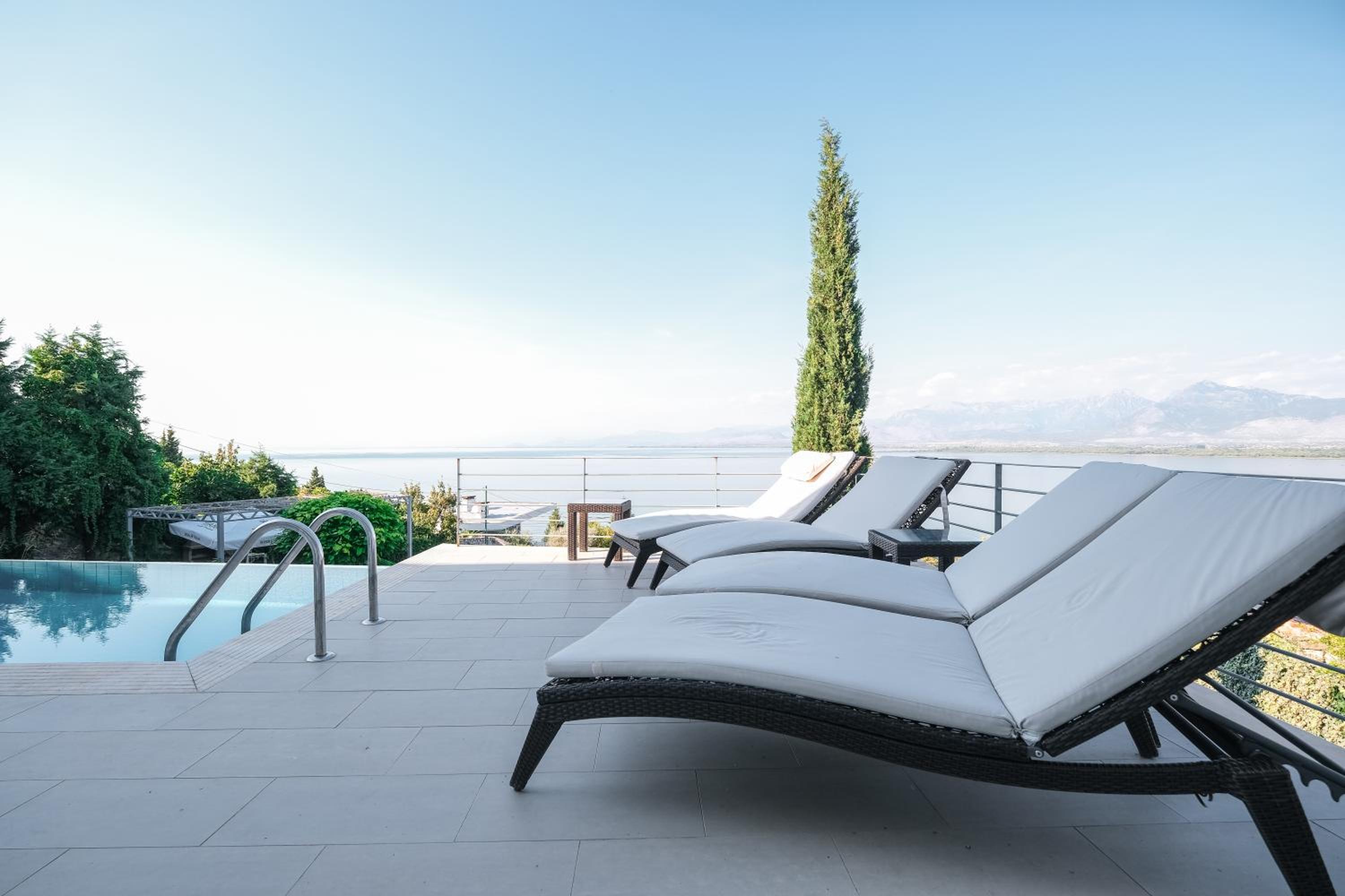 Exclusive Lake Villa by PikHost