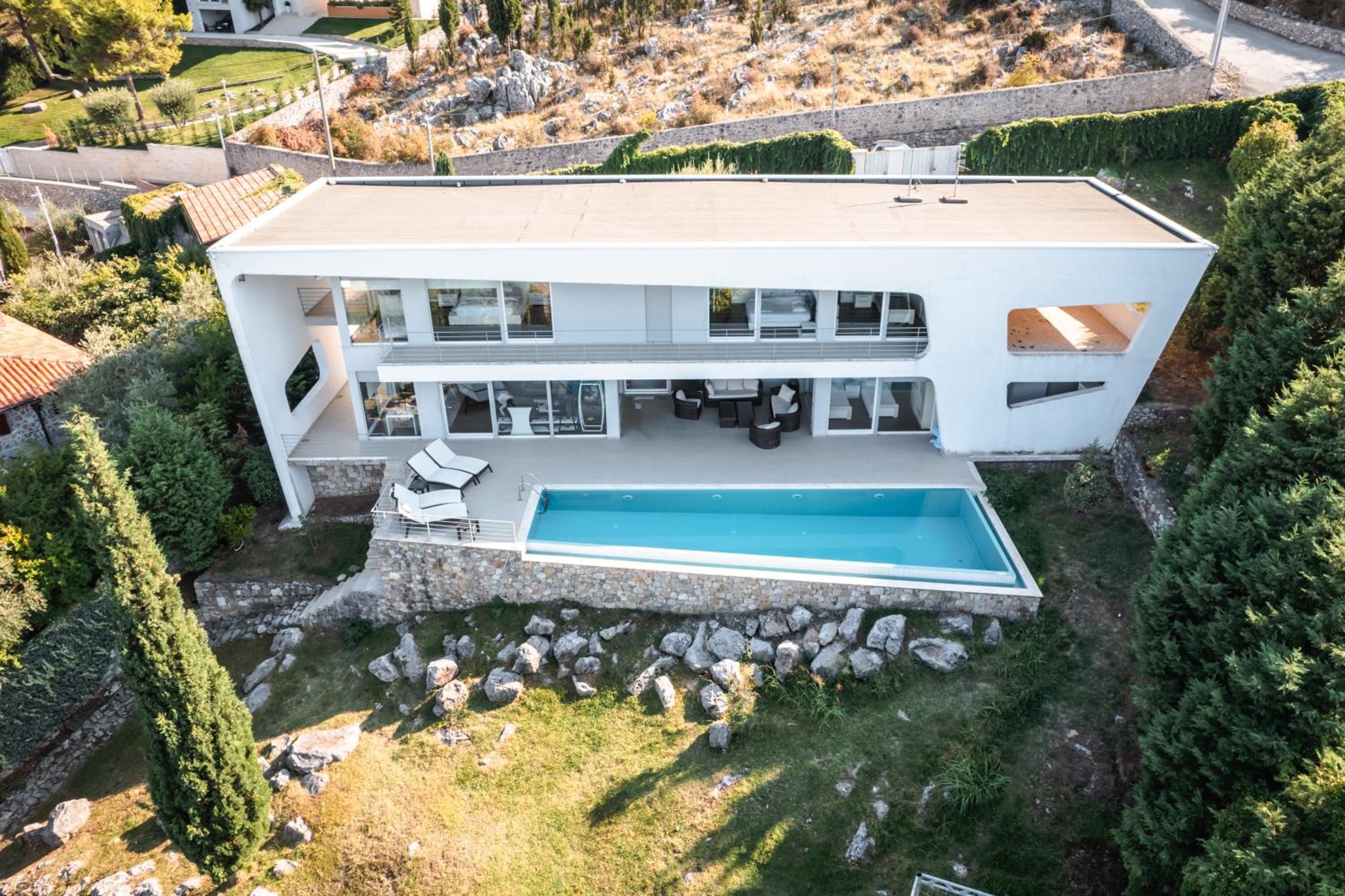 Exclusive Lake Villa by PikHost