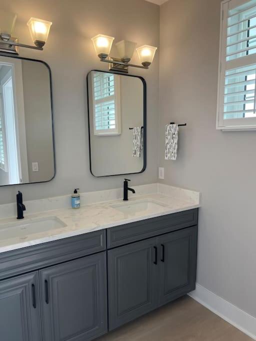 Brand new 3 bedroom Cortez Village Ann Maria Island Beaches TWO WEEK MINIMUM