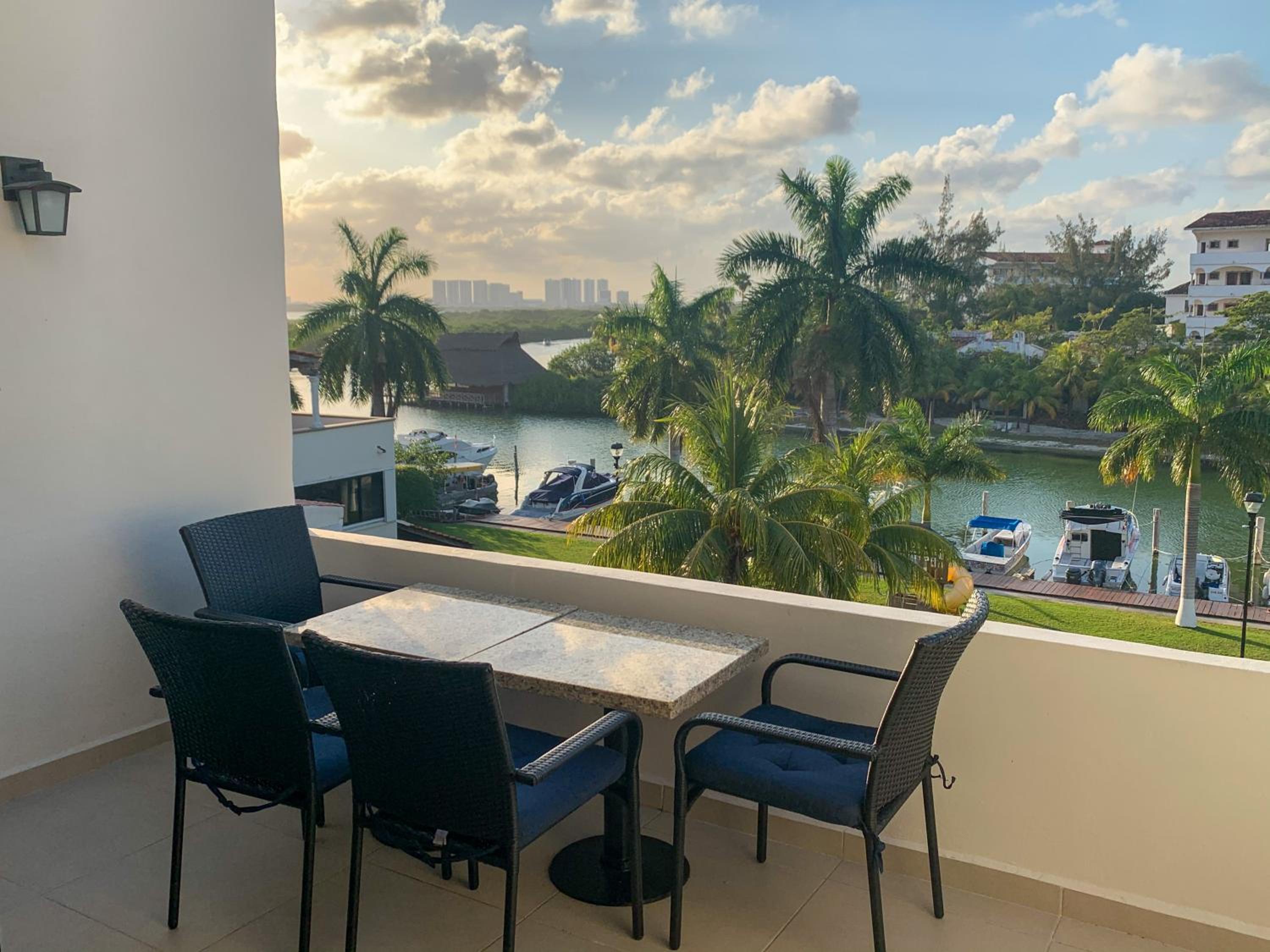 Hotel Luxury Holiday Apartment by the Lagoon - Image 1