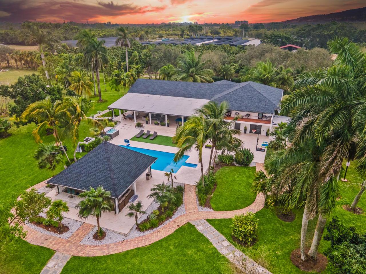 5-Acre Event Oasis, Heated Pool, Games and Sports Haven L50