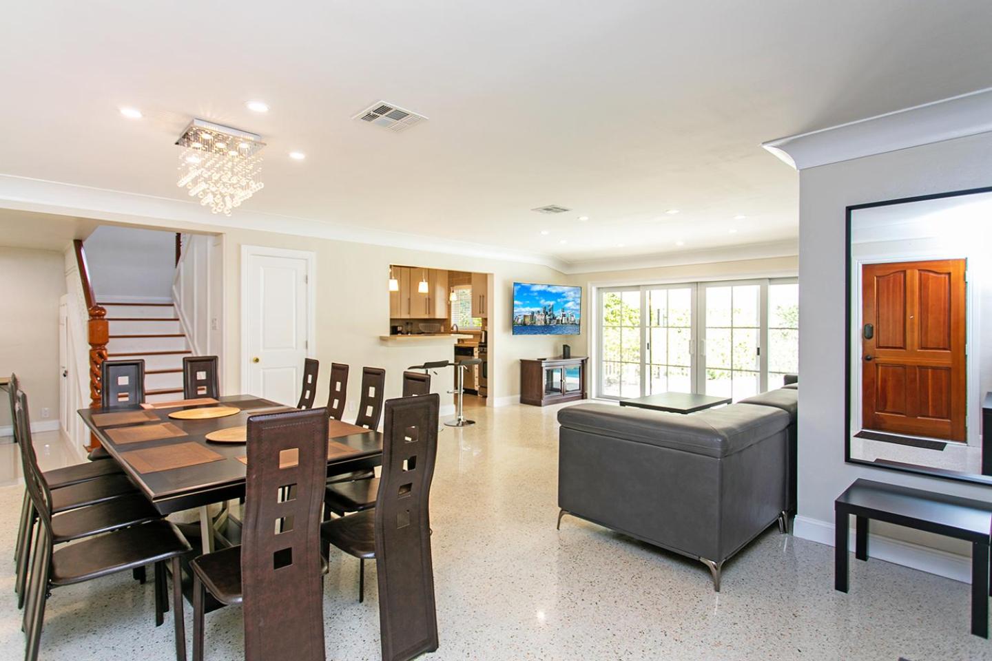 First-Class 5BR Villa in Hollywood Lakes view 4