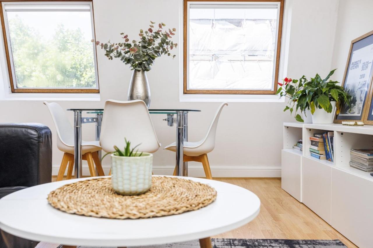 Spacious KENSINGTON Apartment - GREAT LOCATION