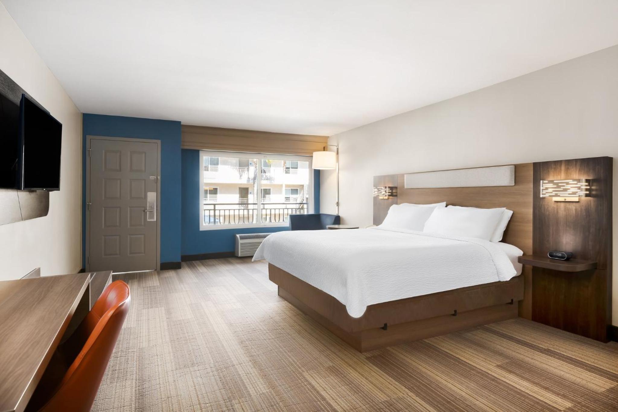 Holiday Inn Express Simi Valley, an IHG Hotel - Property Image 34