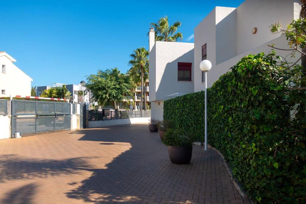 Stunning 2 BD Townhouse by Hostlovers view 2