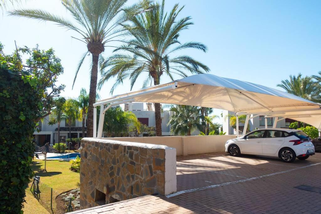 Stunning 2 BD Townhouse by Hostlovers view 3