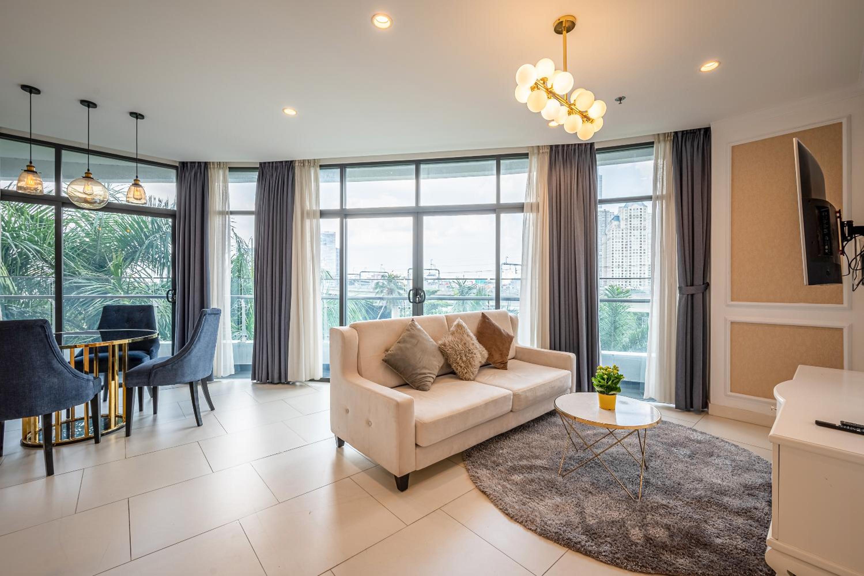 Căn hộ 2 phòng ngủ 2 phía 108 sqm có bancony rộng tại City garden