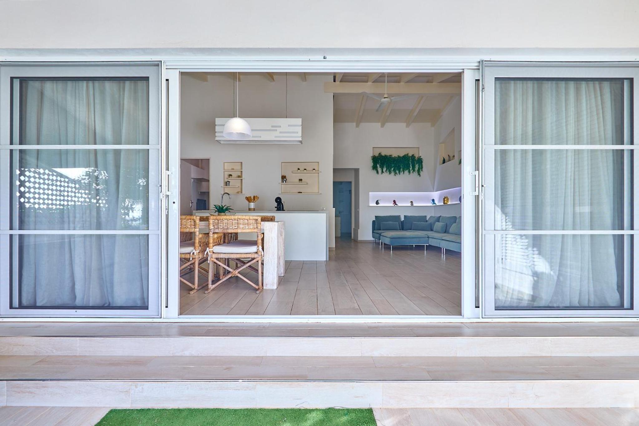 Beach Villa - By Bobbywashere