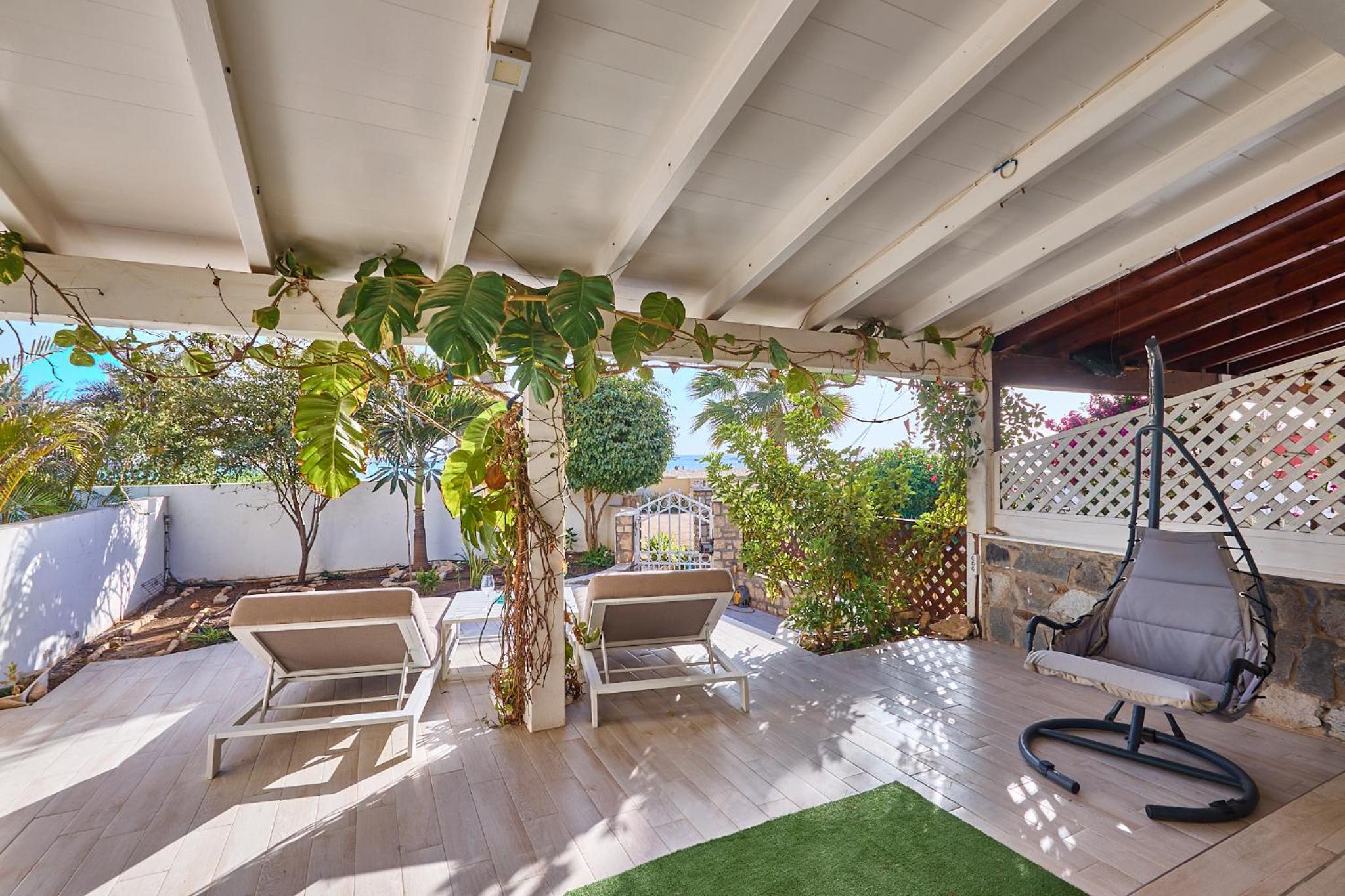 Beach Villa - By Bobbywashere