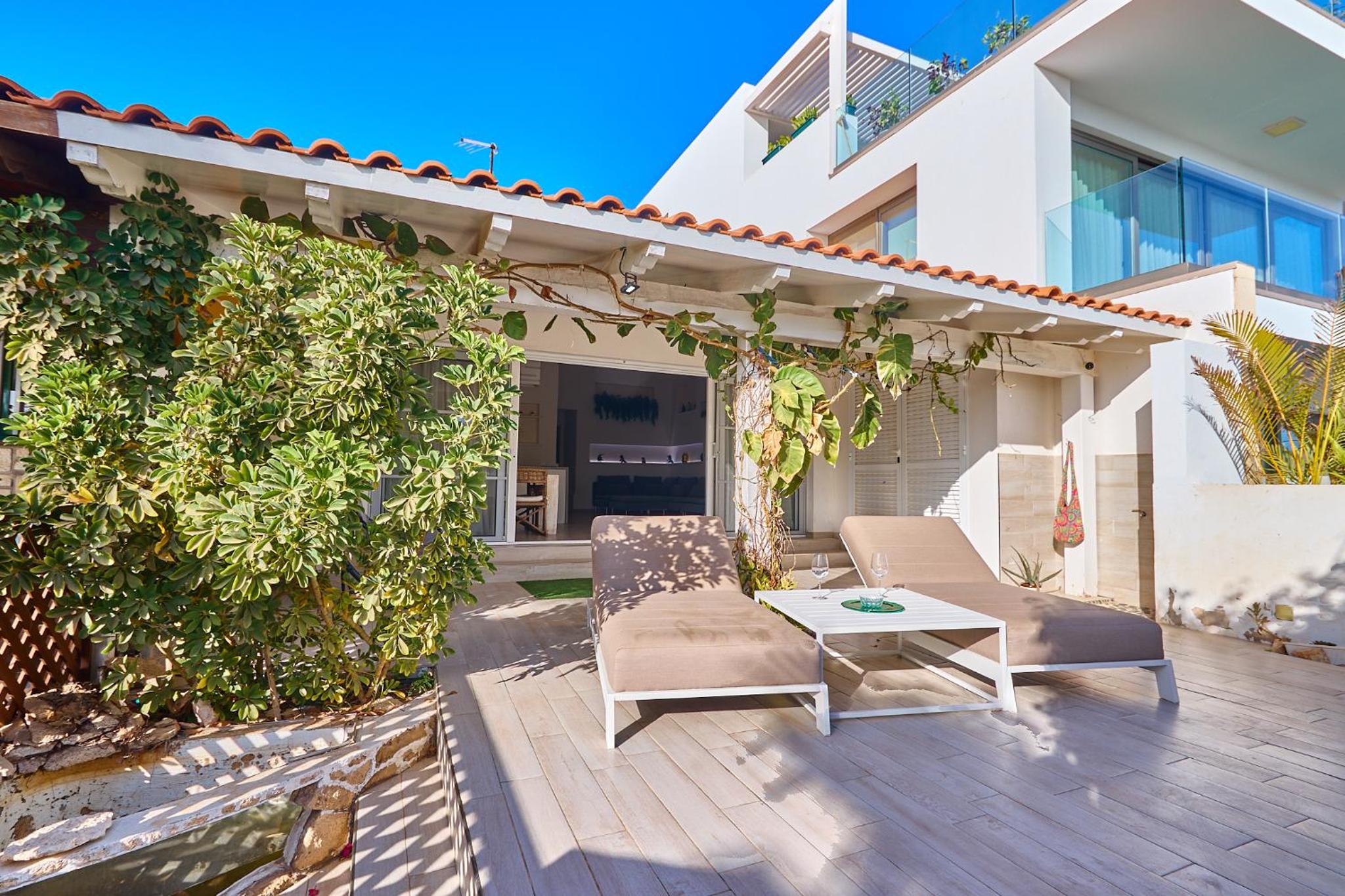 Beach Villa - By Bobbywashere
