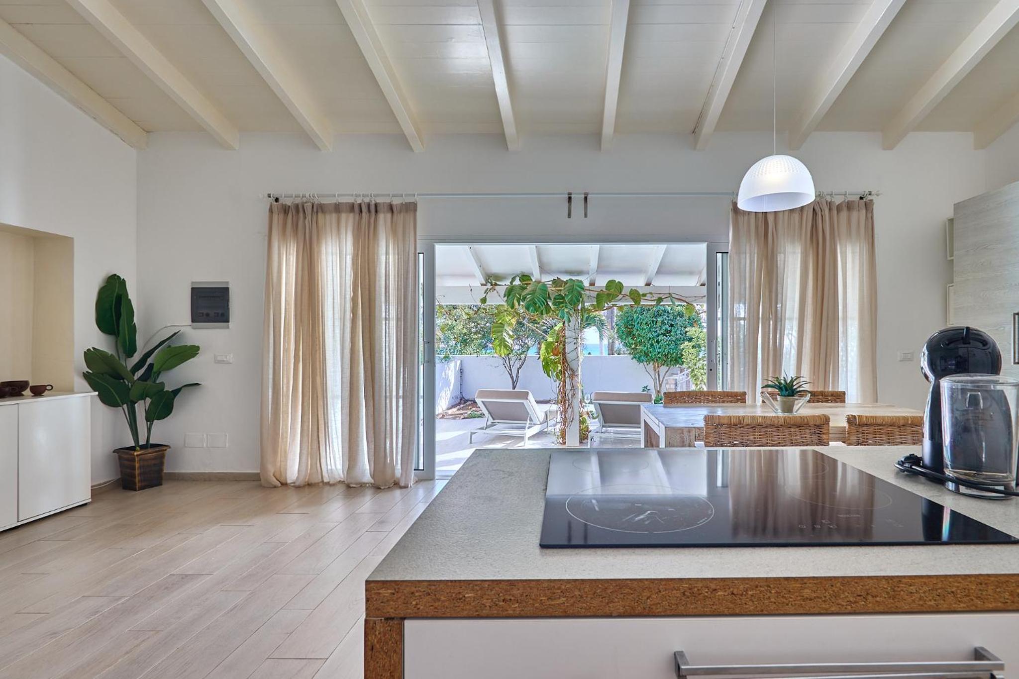 Beach Villa - By Bobbywashere