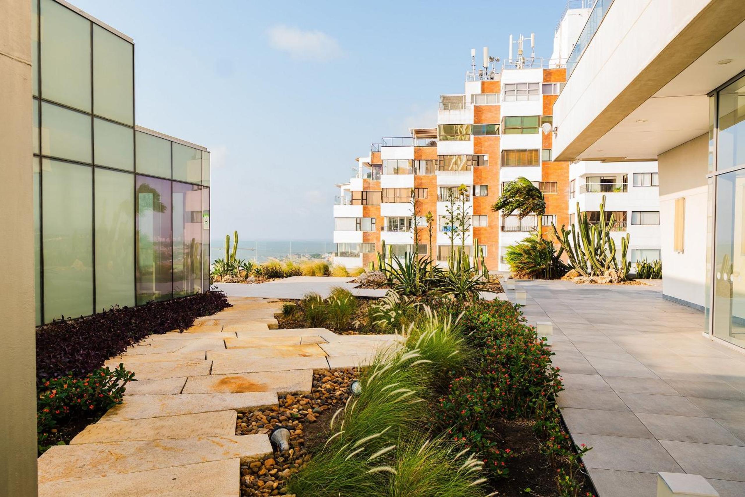 U-GO H2 Building in Bocagrande, Front to the Sea