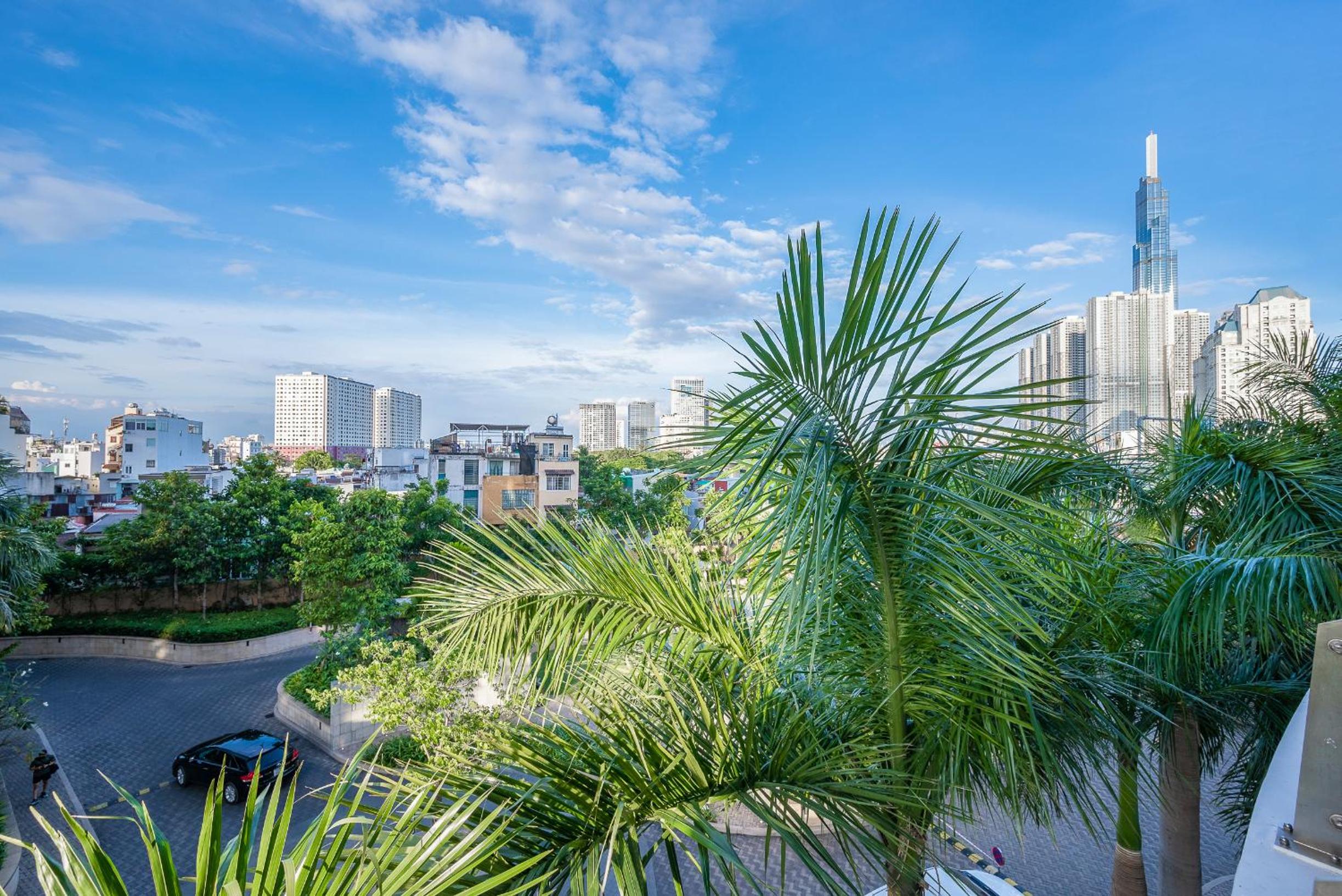 spacious fully furnished condo- short drive