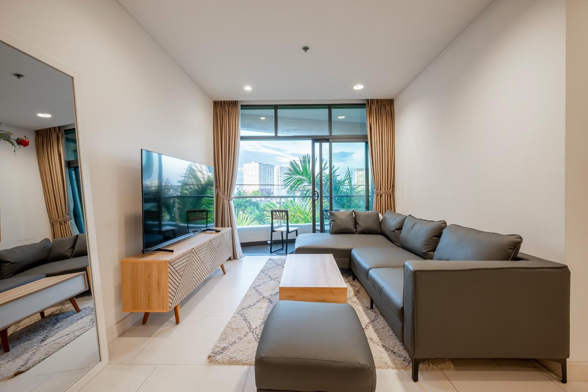spacious fully furnished condo- short drive