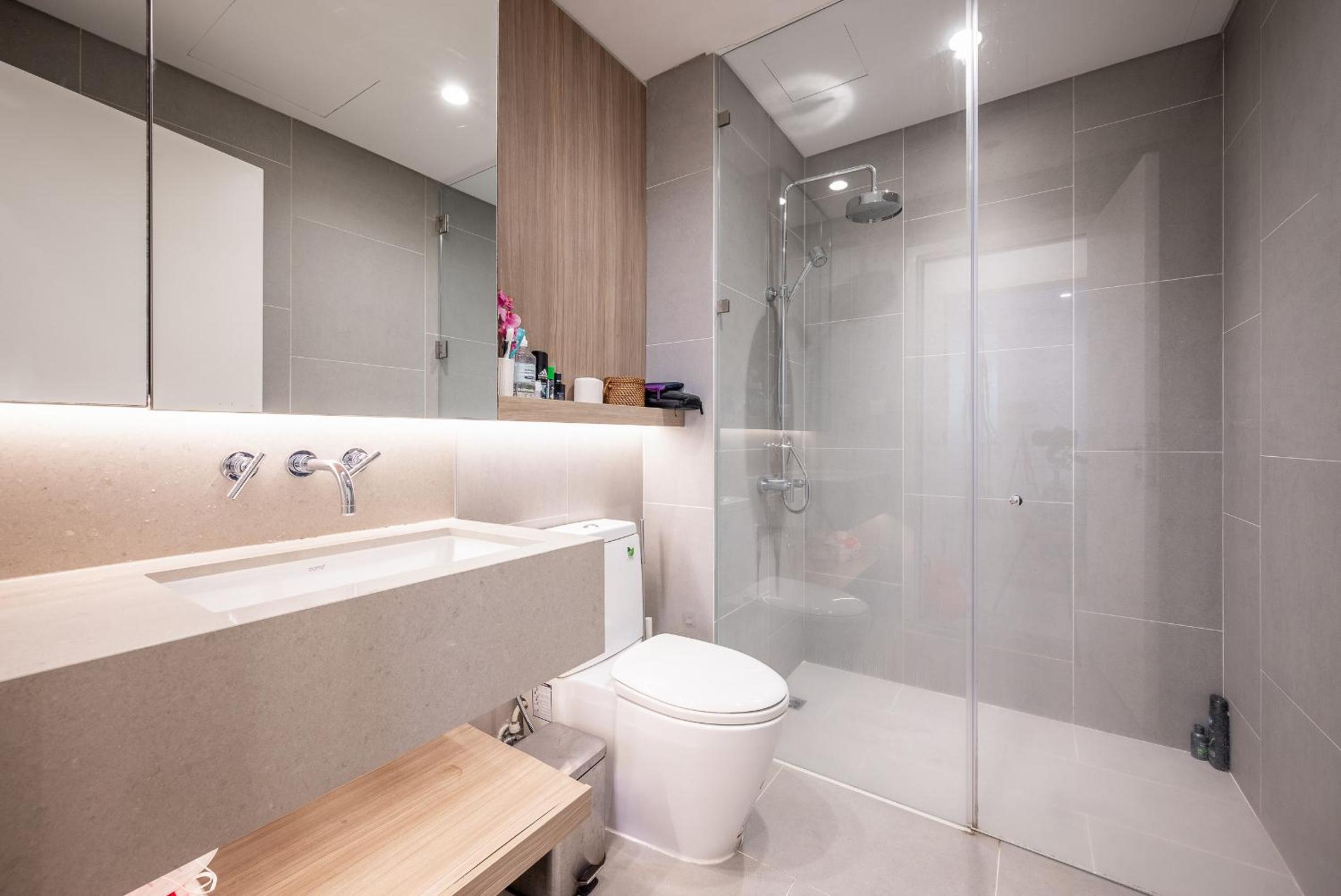 spacious fully furnished condo- short drive