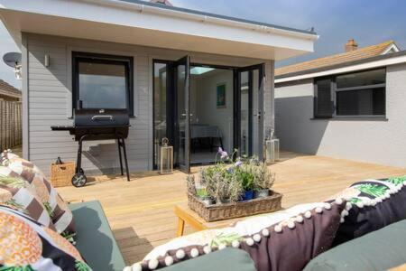 Seaside Bungalow for 6 Close to Village & Beach view 2