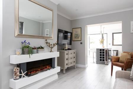 Seaside Bungalow for 6 Close to Village & Beach view 3
