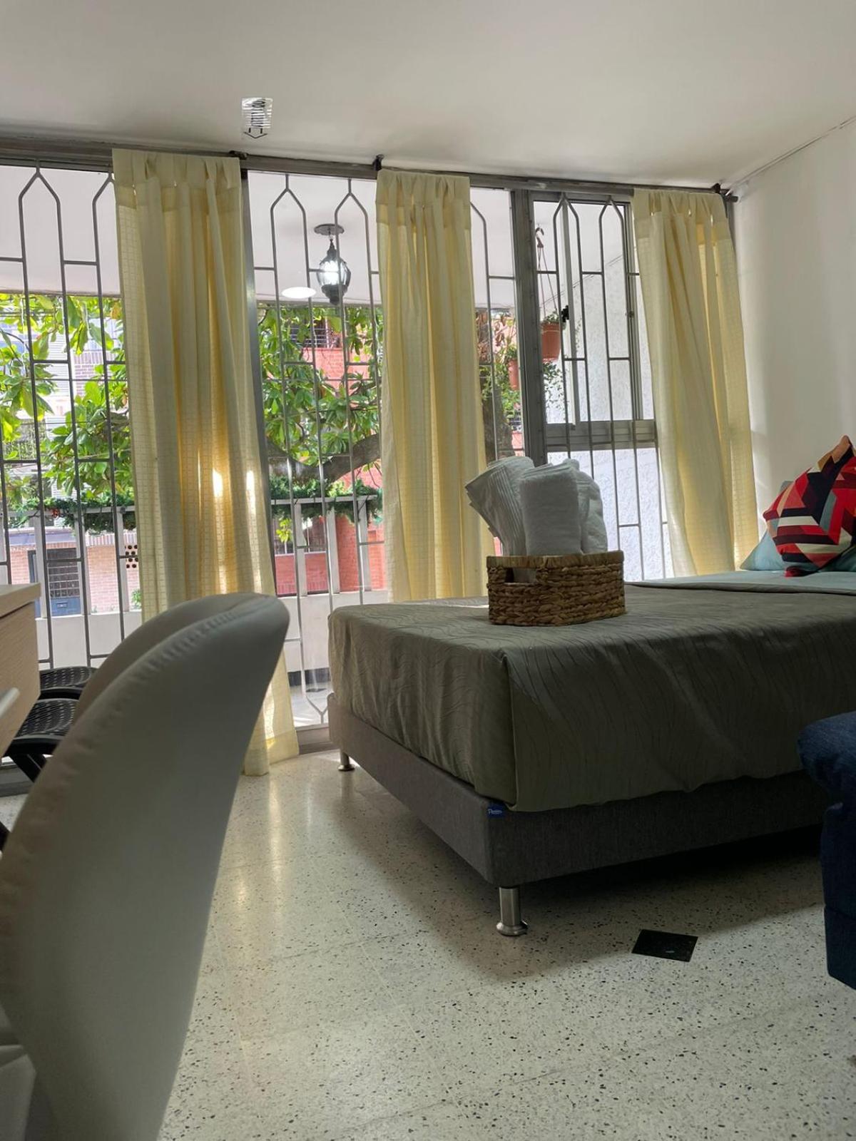 loft cerca a laureles, WIFI, cerca metro y GUARDA EQUIPAJE GRATIS!!