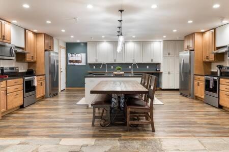 Teton Crest Lodge Sleeps 24 Ideal Reunion Spot view 3