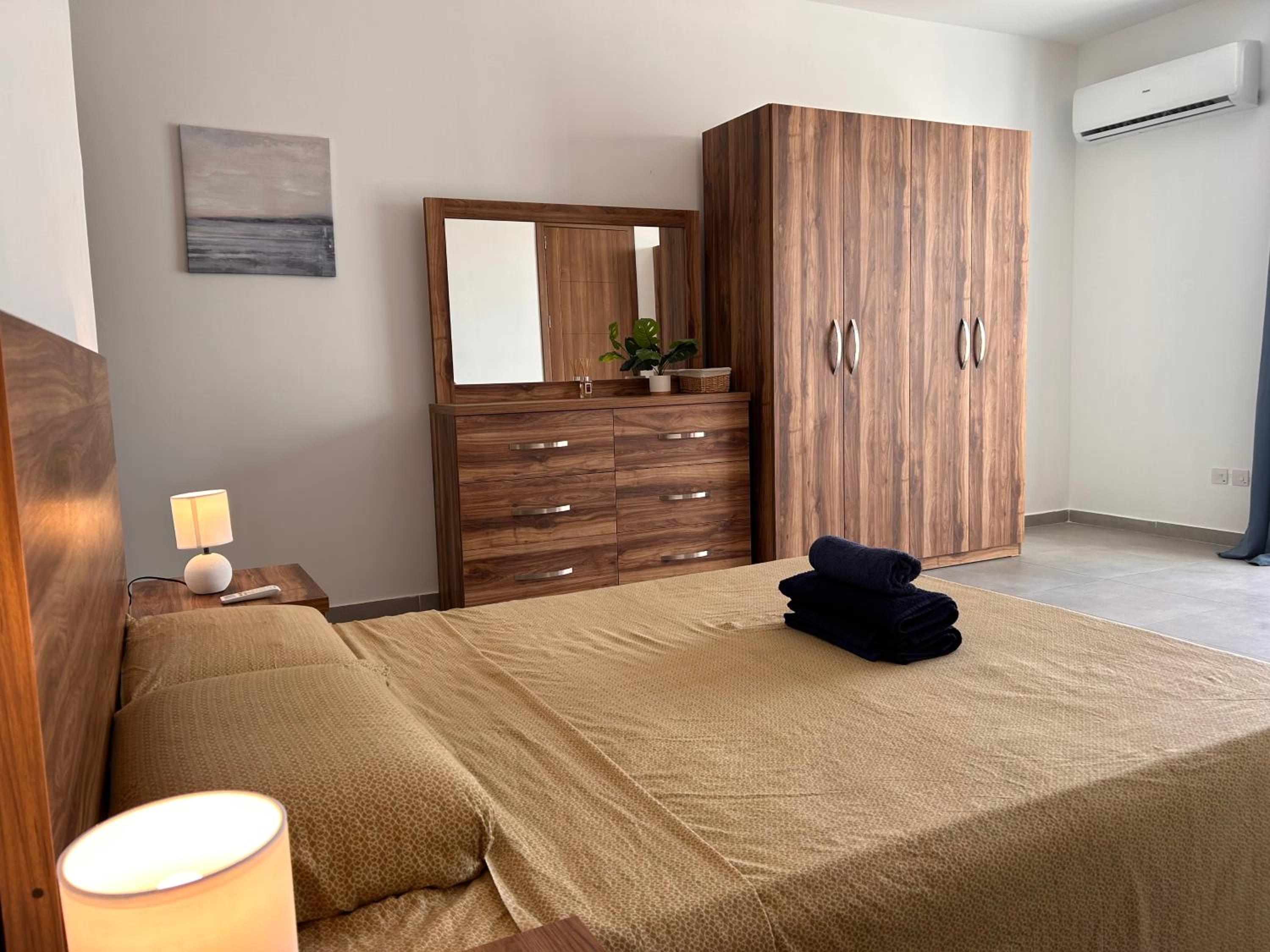 Qawra Penthouse - Spacious Sleeps 5 photo 3