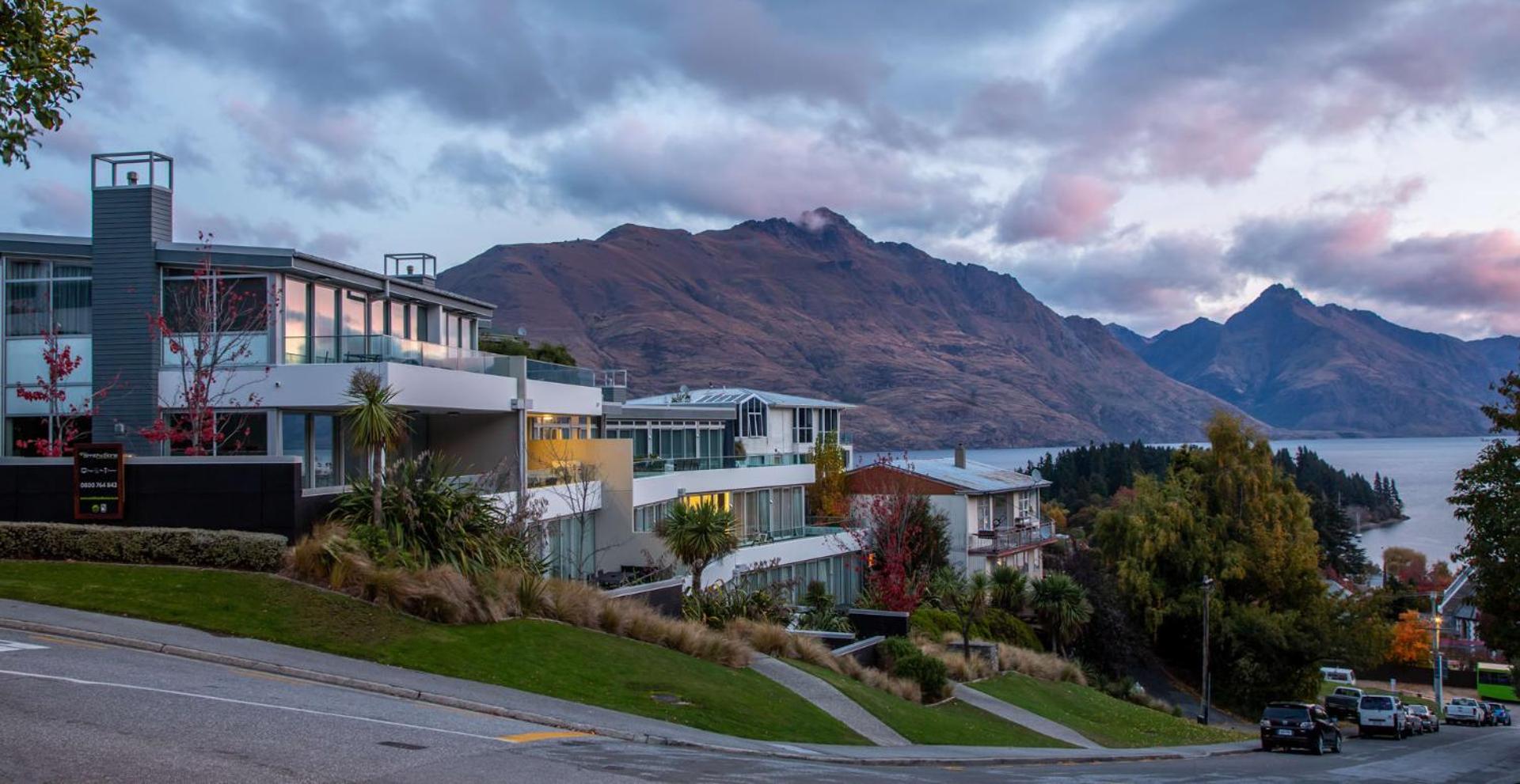 Bowen18- Free Parking- Air Con- BBQ view 3