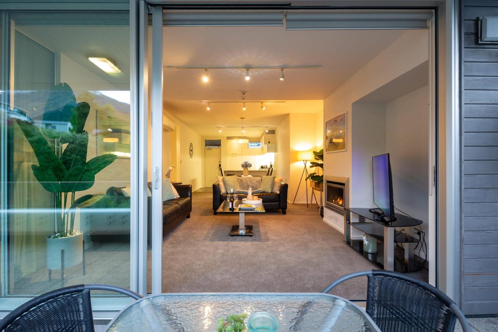 Bowen18- Free Parking- Air Con- BBQ view 2