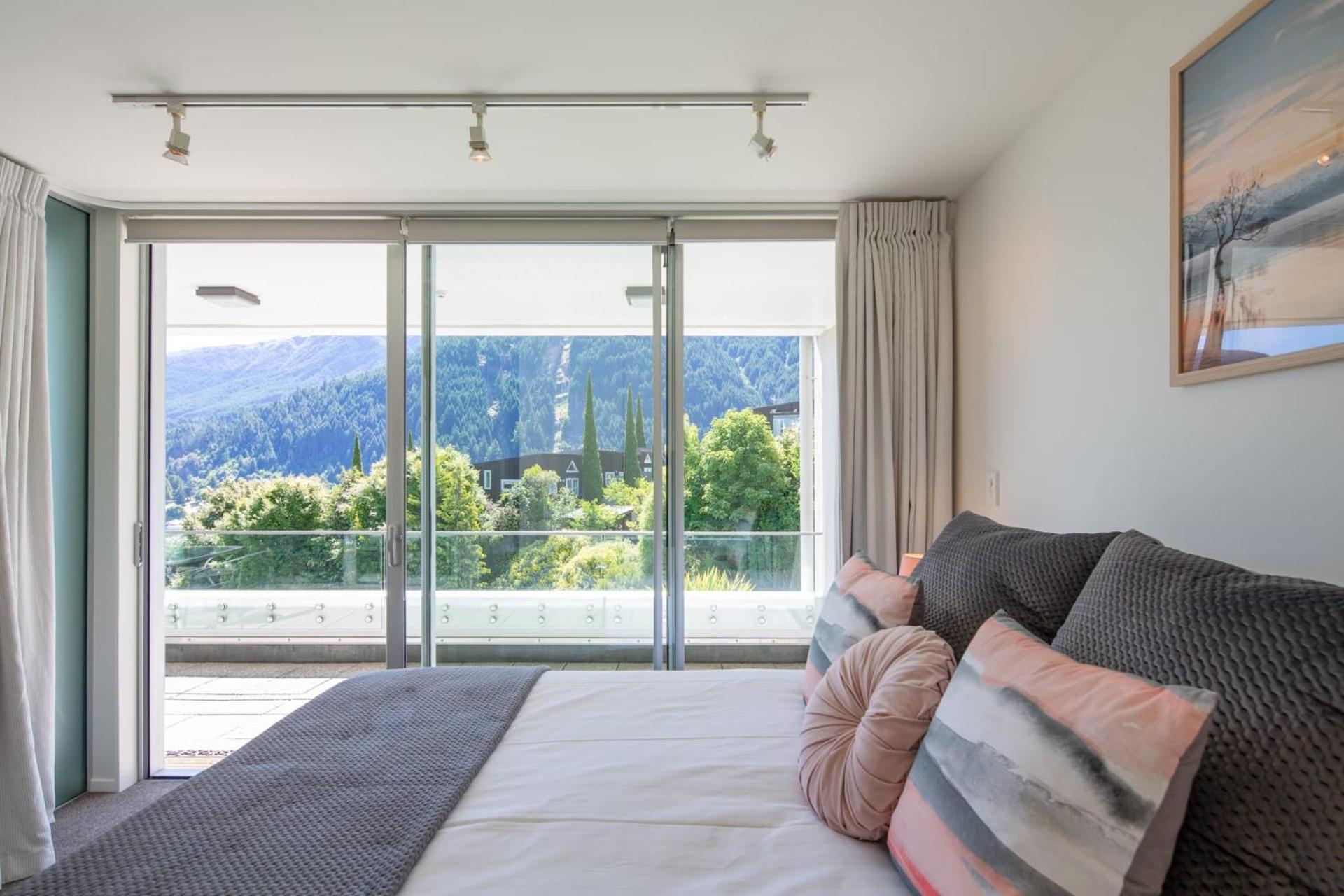 Bowen18- Free Parking- Air Con- BBQ view 4