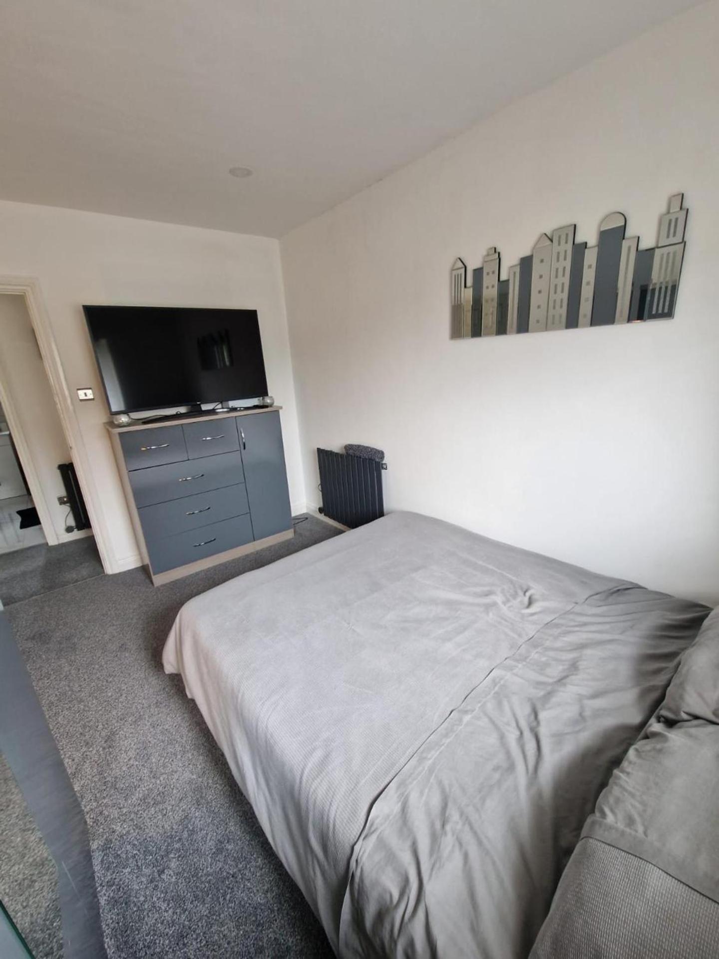 Captivating 2-Bed Apartment in Tenby view 4