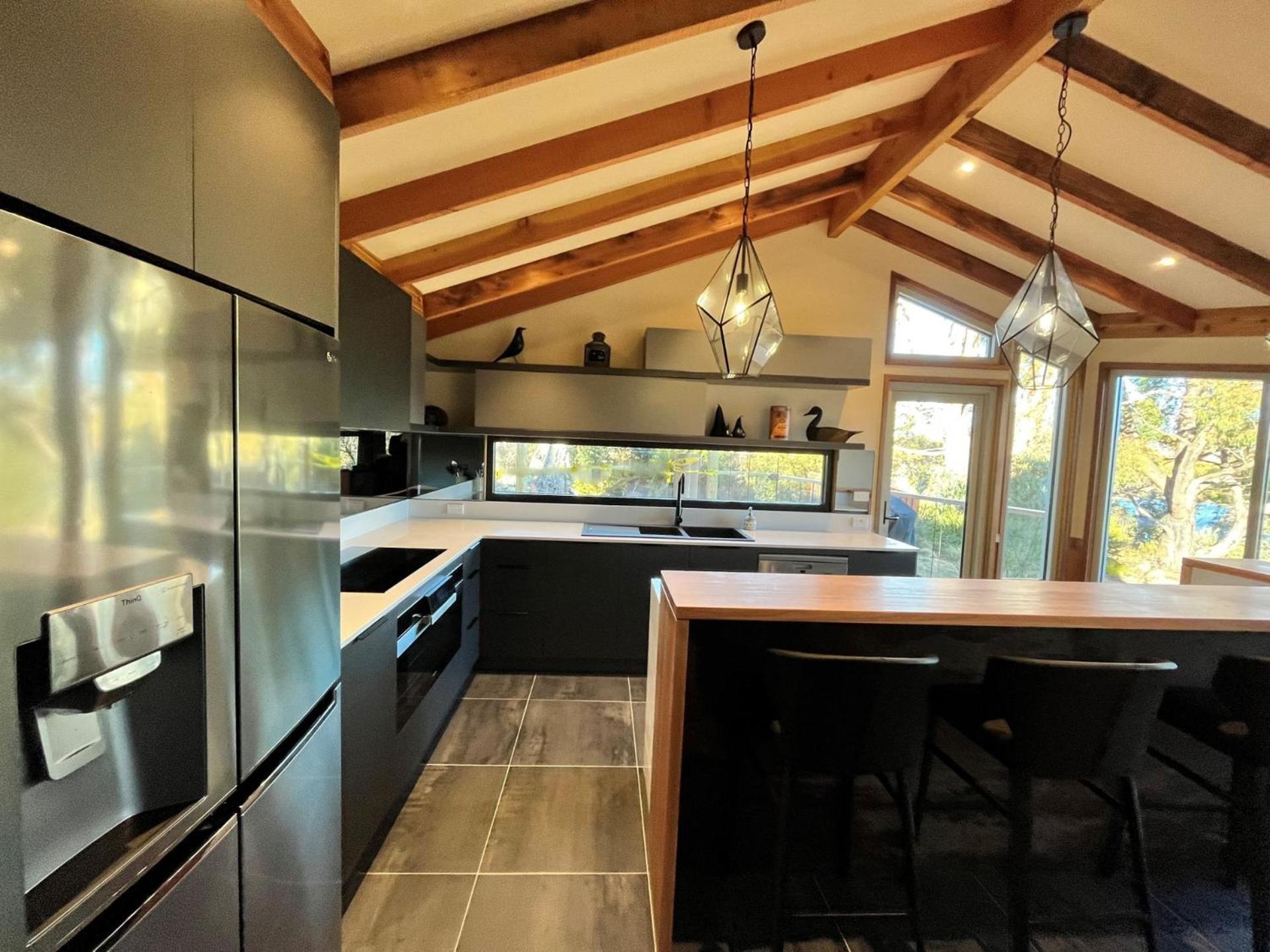 Edzell - 5BR Luxury Home l Amazing Lake Views l Games Room l Tennis Court l WiFi