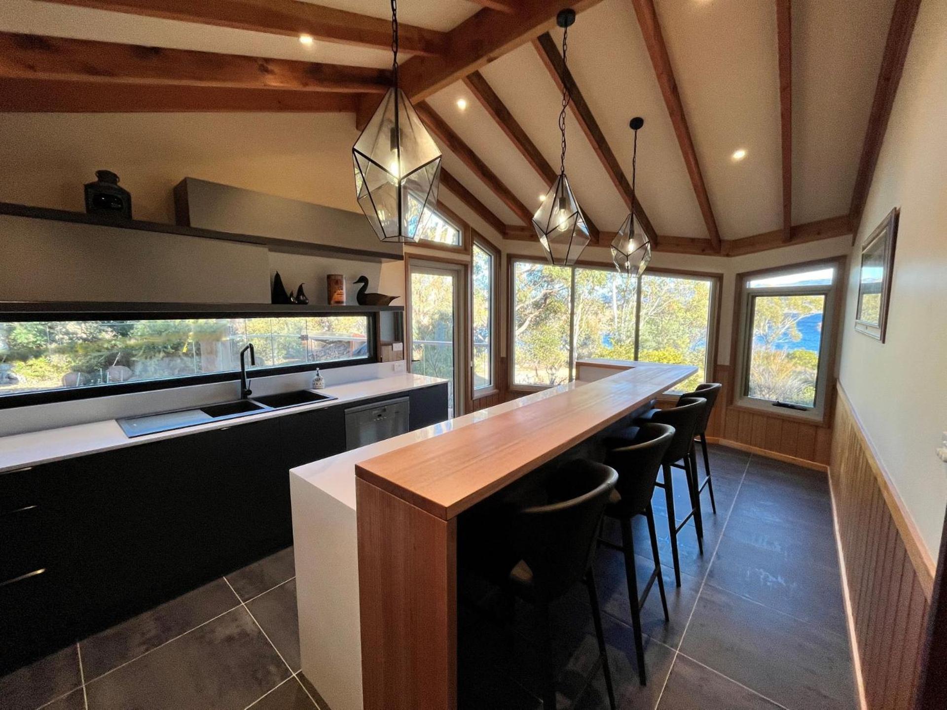Edzell - 5BR Luxury Home l Amazing Lake Views l Games Room l Tennis Court l WiFi