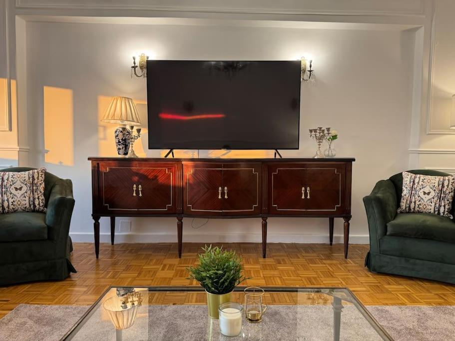 Nile Emerald - Central 1 BDR
