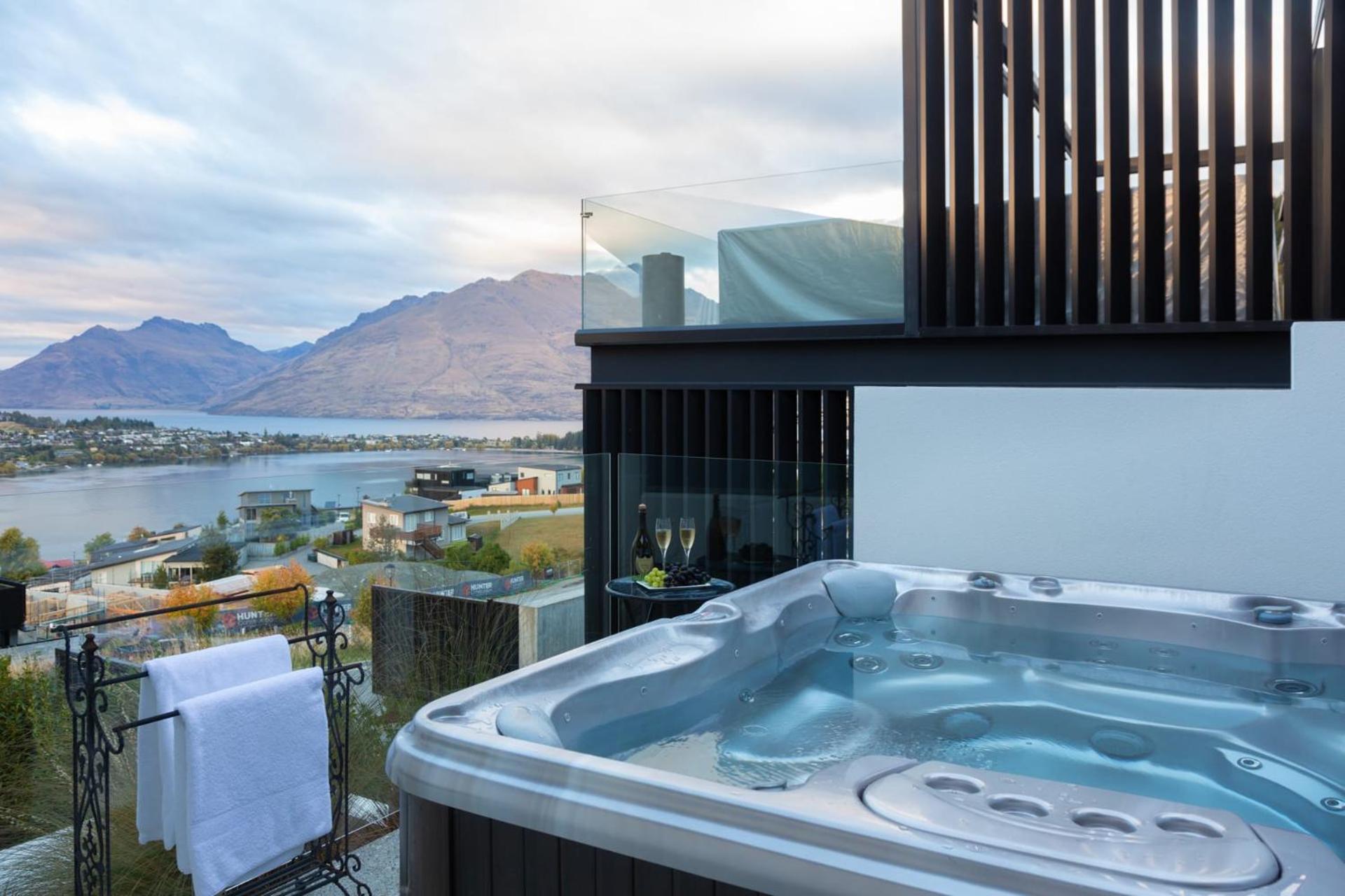 Aurora Lodge- AC- Free Parking- Hot Tub- BBQ view 3