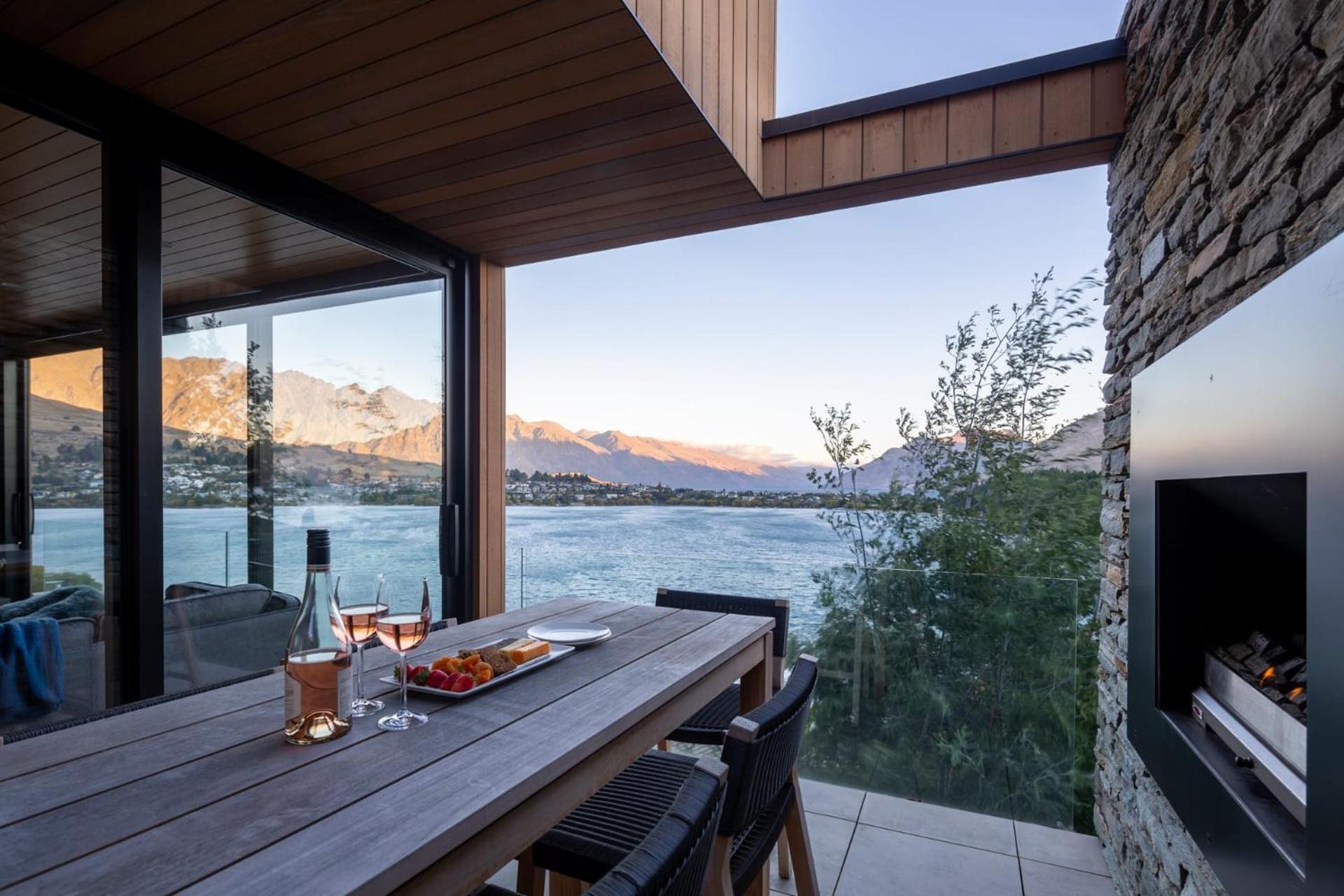 Lakehouse 1- Free Parking- Walk To Town- Air Con view 2