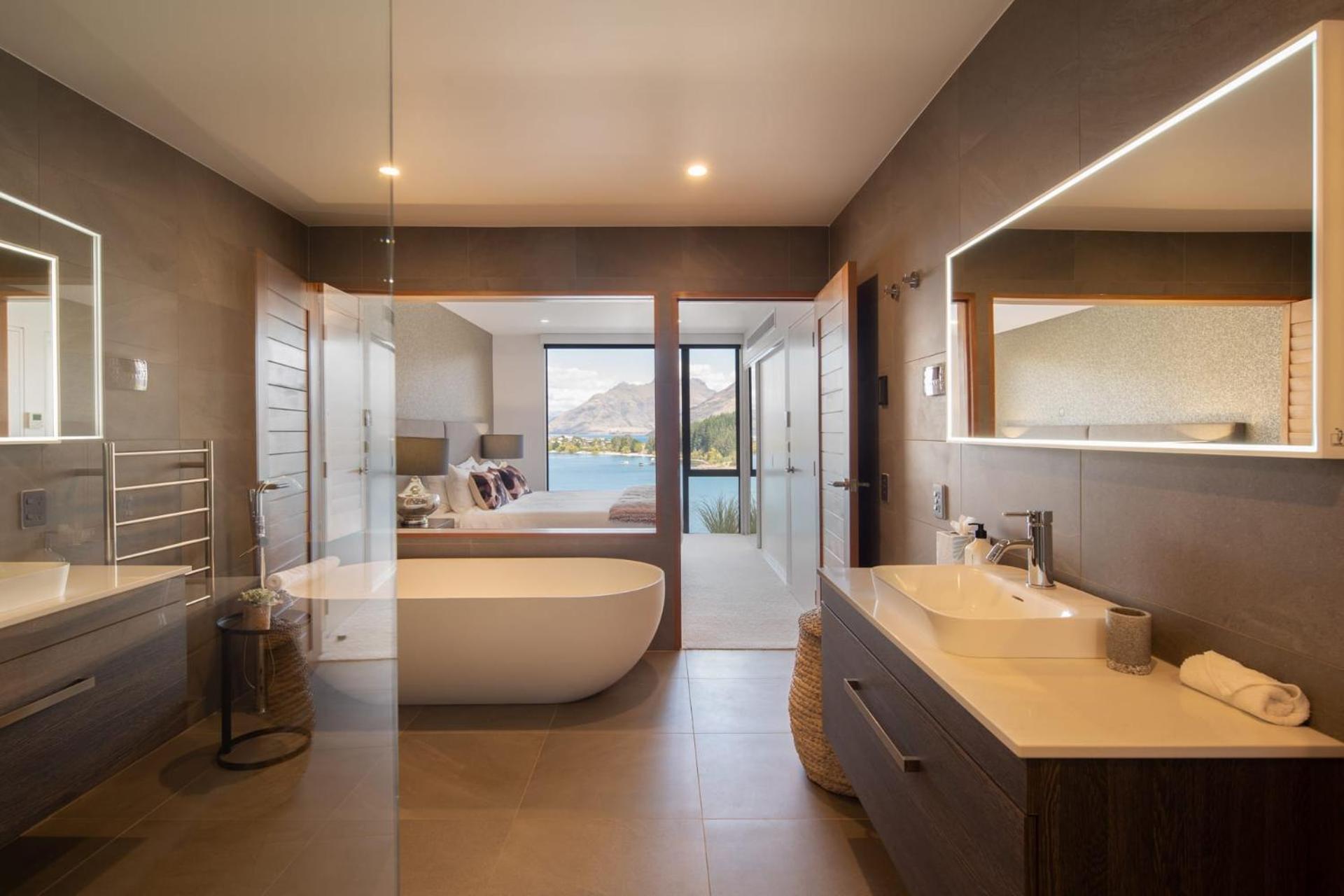 Lakehouse 1- Free Parking- Walk To Town- Air Con view 4
