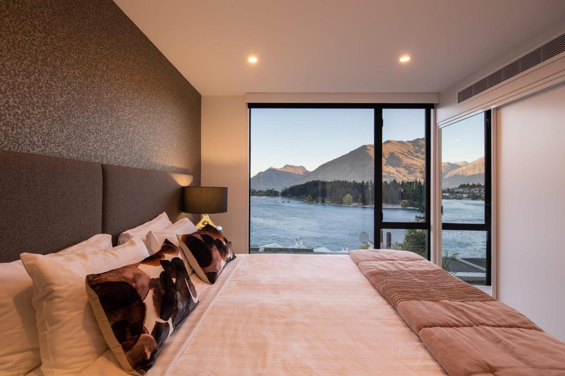 Lakehouse 1- Free Parking- Walk To Town- Air Con view 3