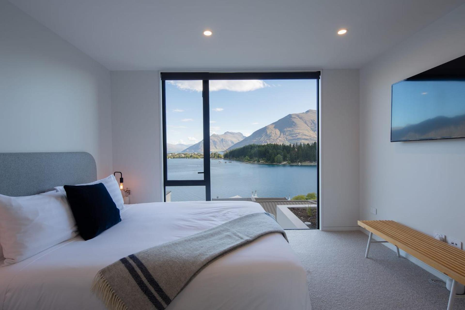 Lakehouse 2- Free Parking- Walk To Town- Air Con view 2