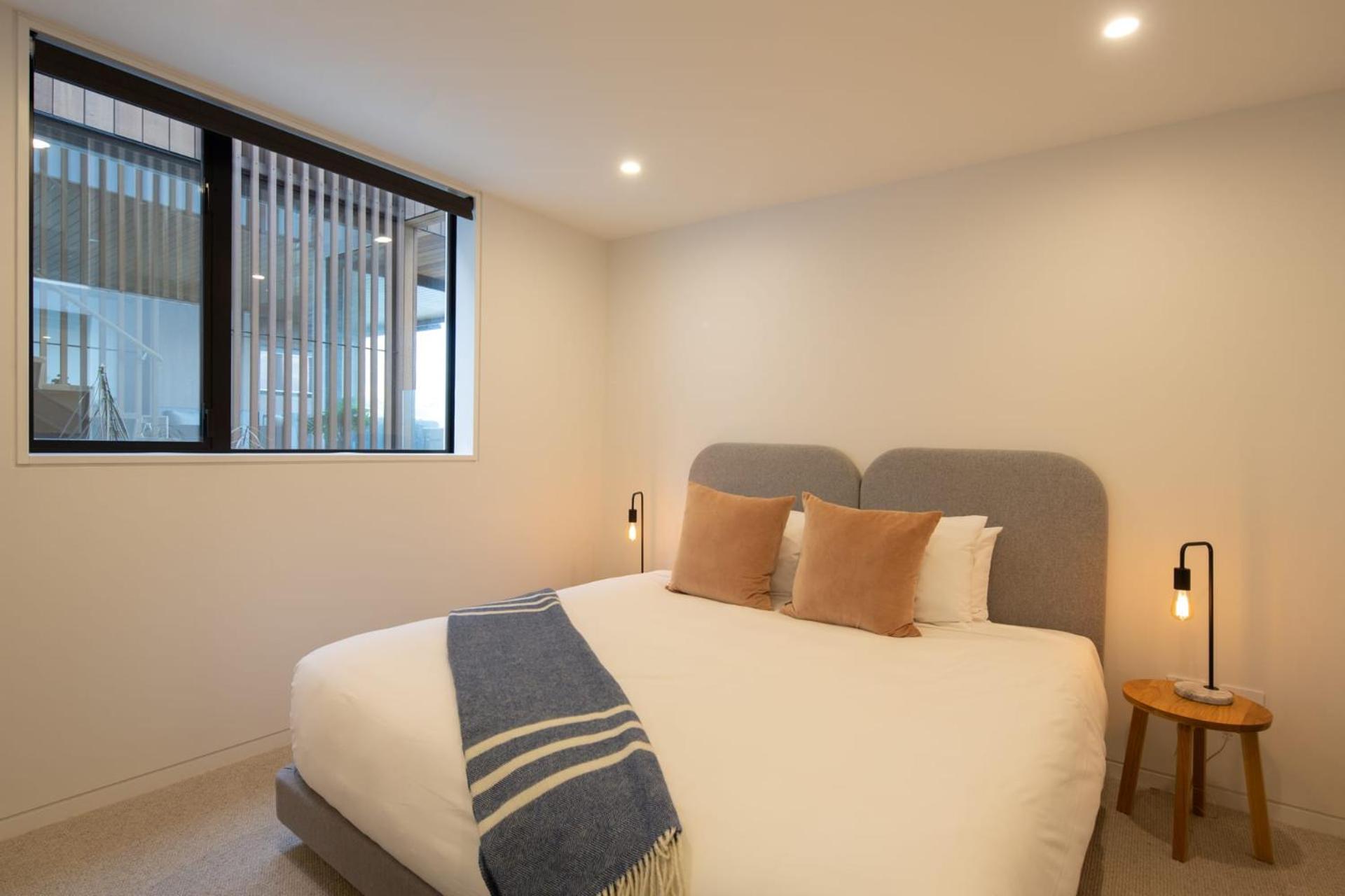 Lakehouse 2- Free Parking- Walk To Town- Air Con view 5