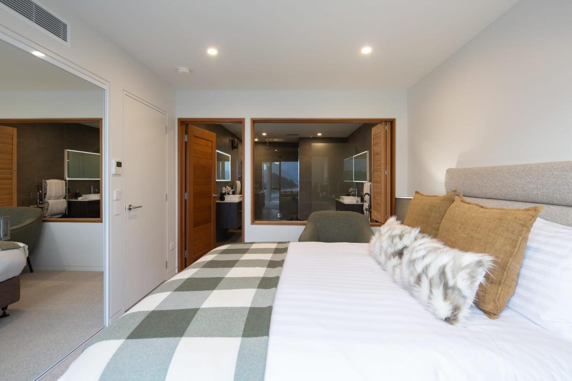 Lakehouse 3- Free Parking- Walk To Town- Air Con view 3
