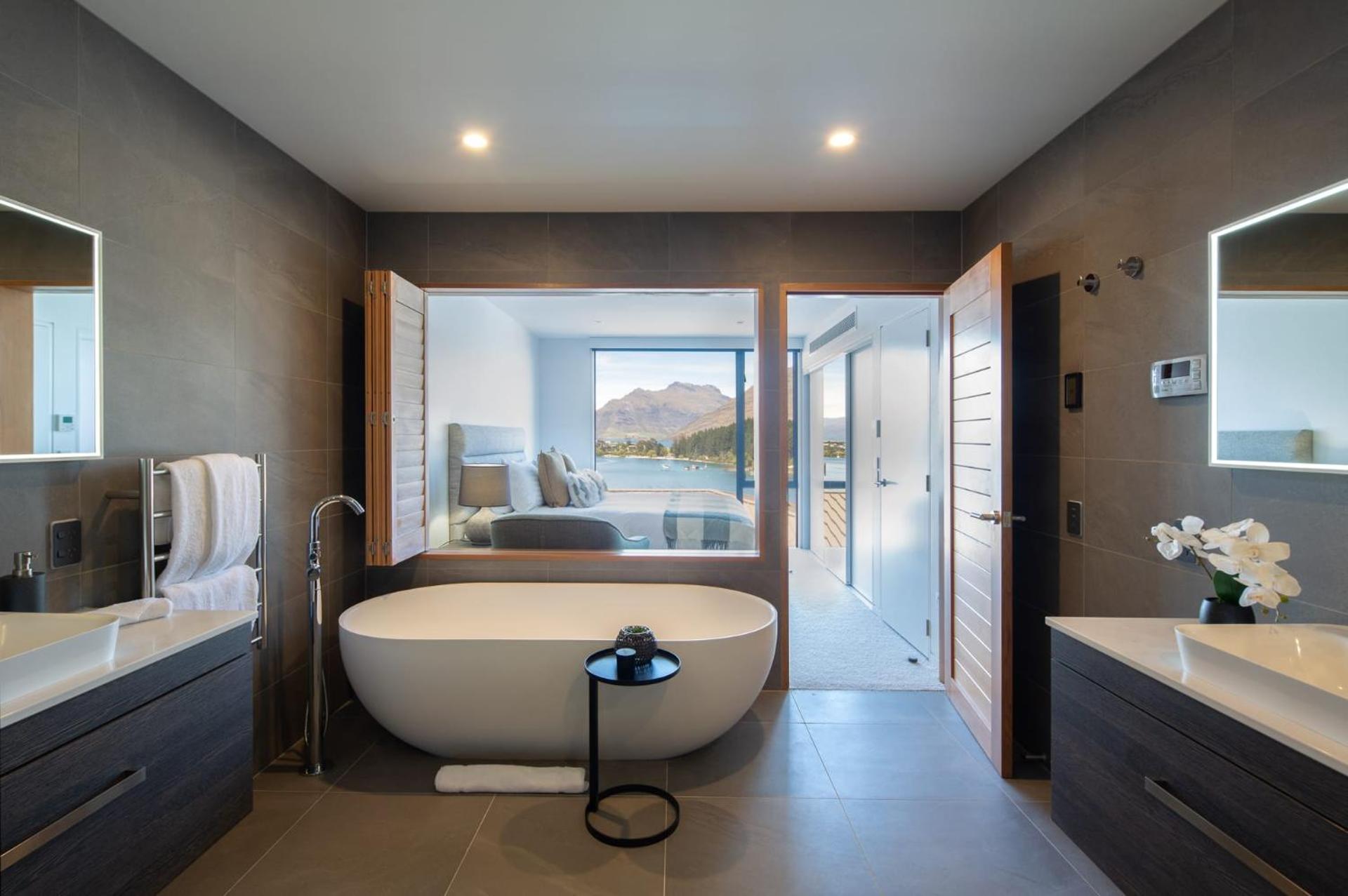 Lakehouse 3- Free Parking- Walk To Town- Air Con view 4