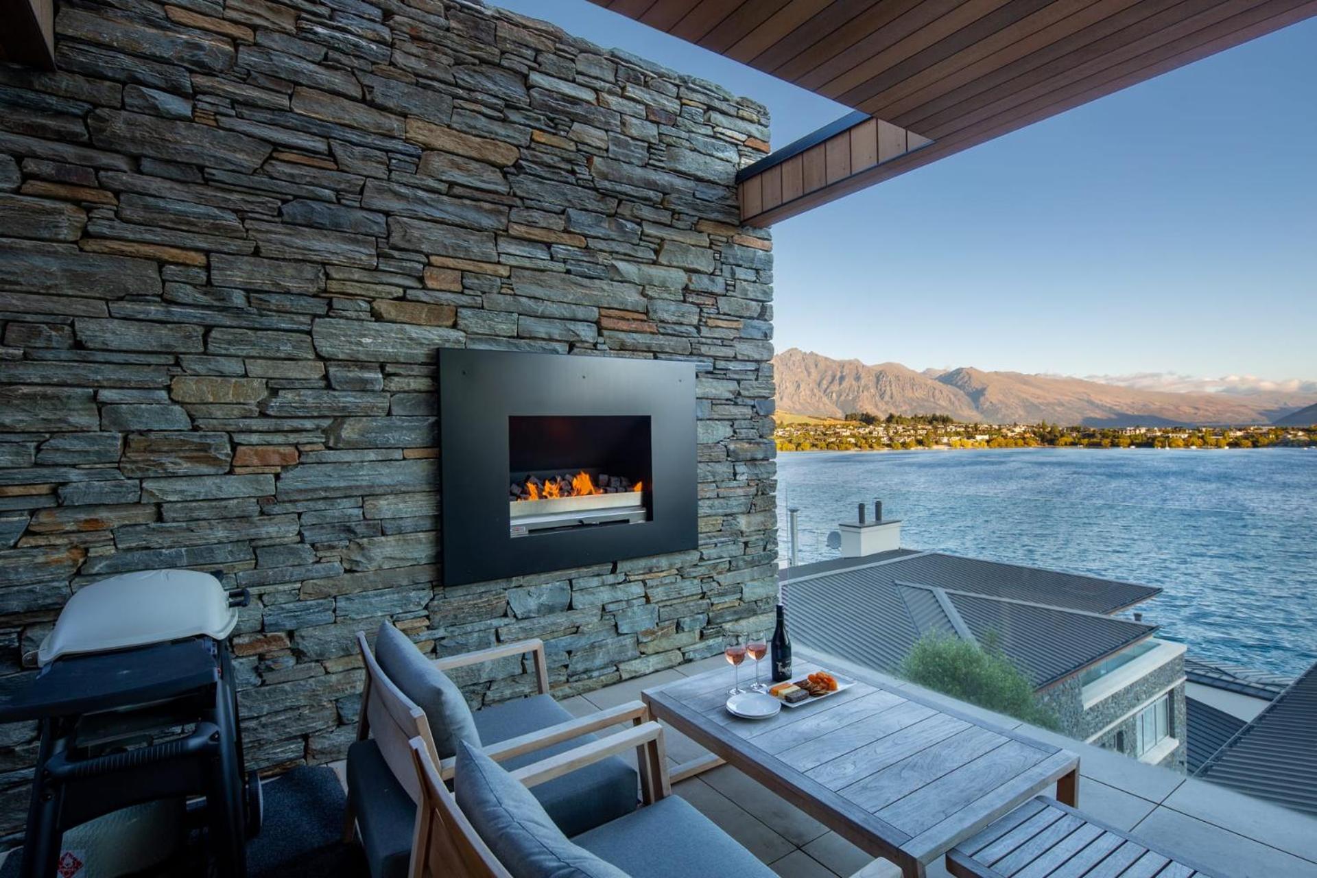 Lakehouse 4- Free Parking- Walk To Town- Air Con view 2