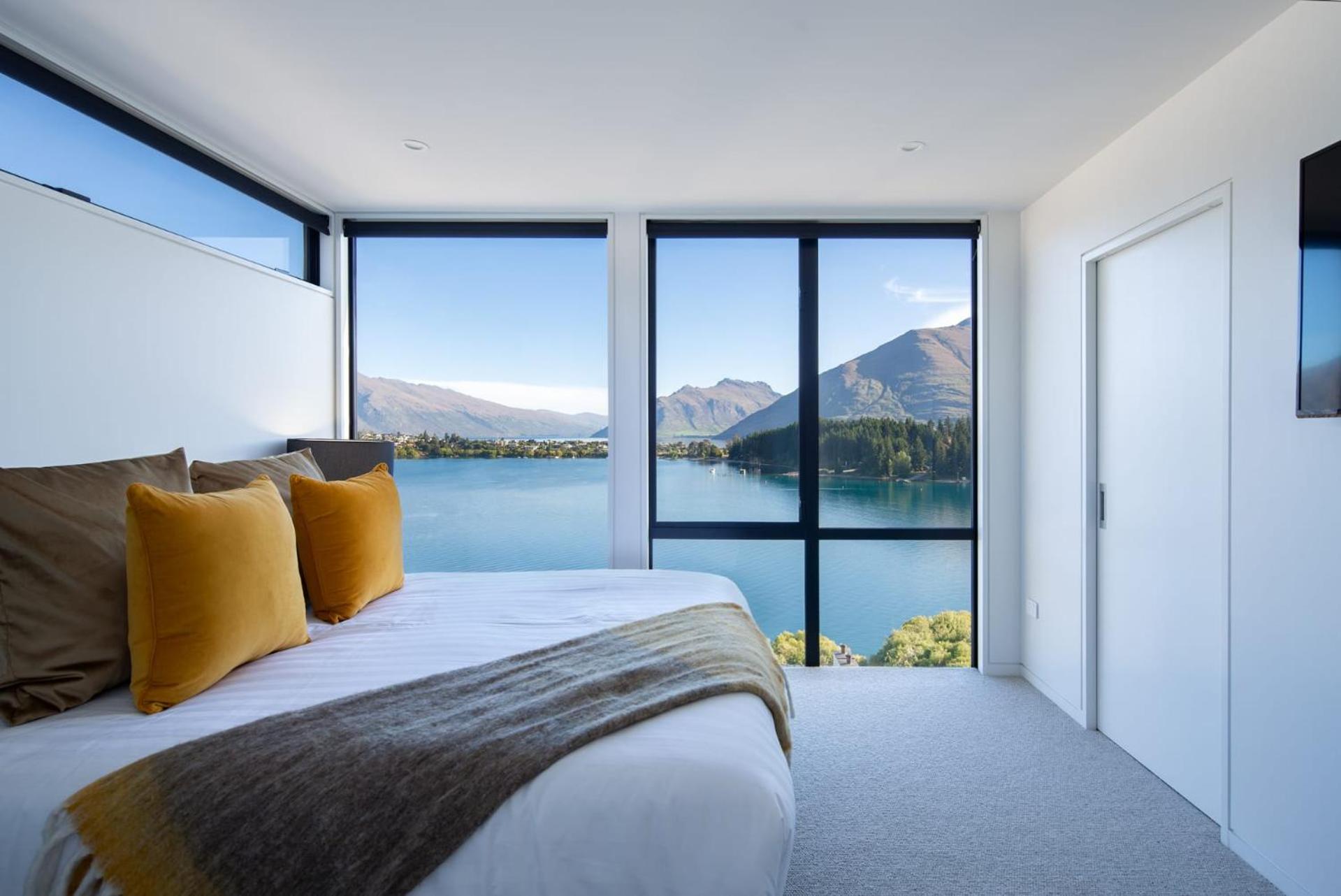 Lakehouse 4- Free Parking- Walk To Town- Air Con view 3