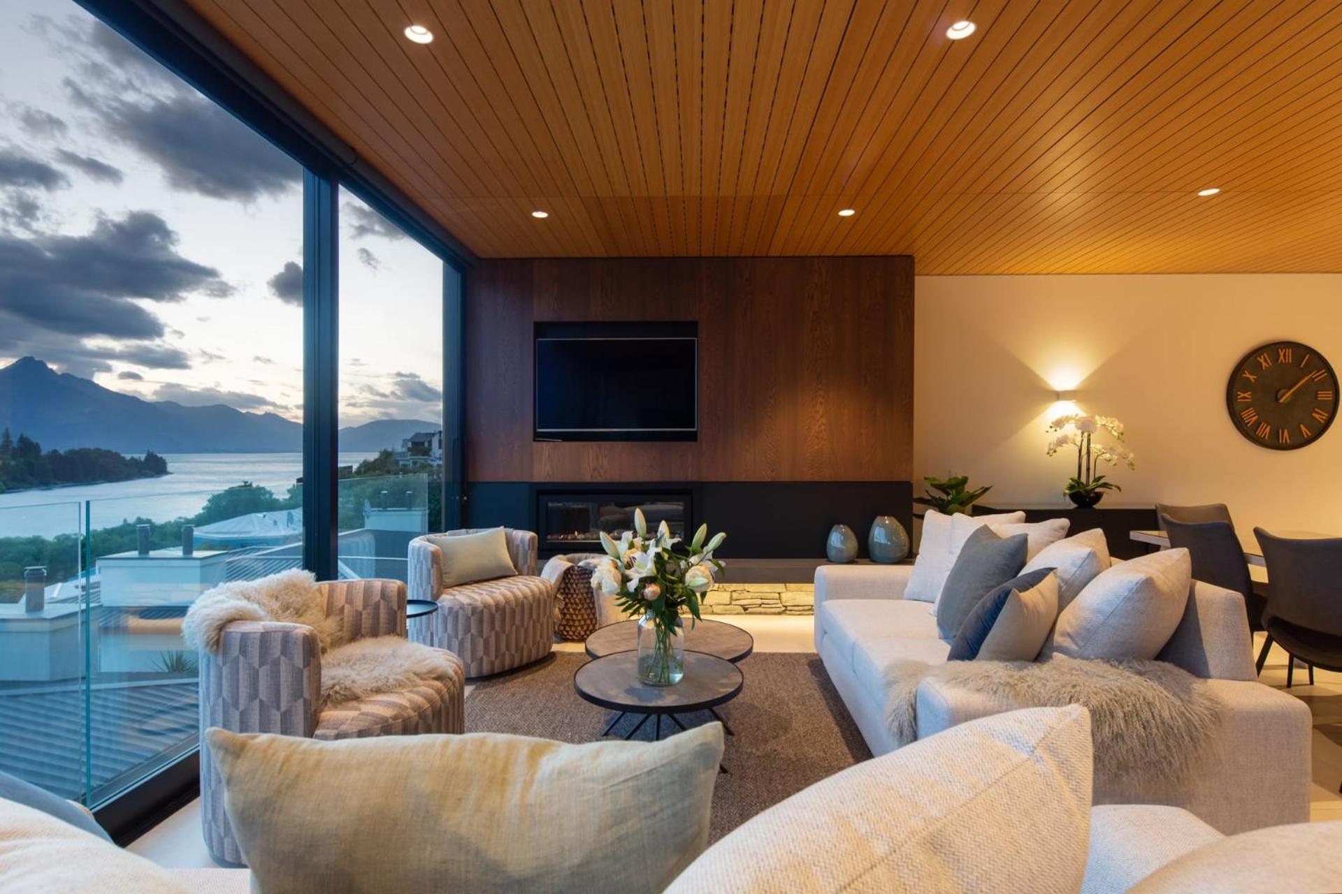 Lakehouse 4- Free Parking- Walk To Town- Air Con view 5