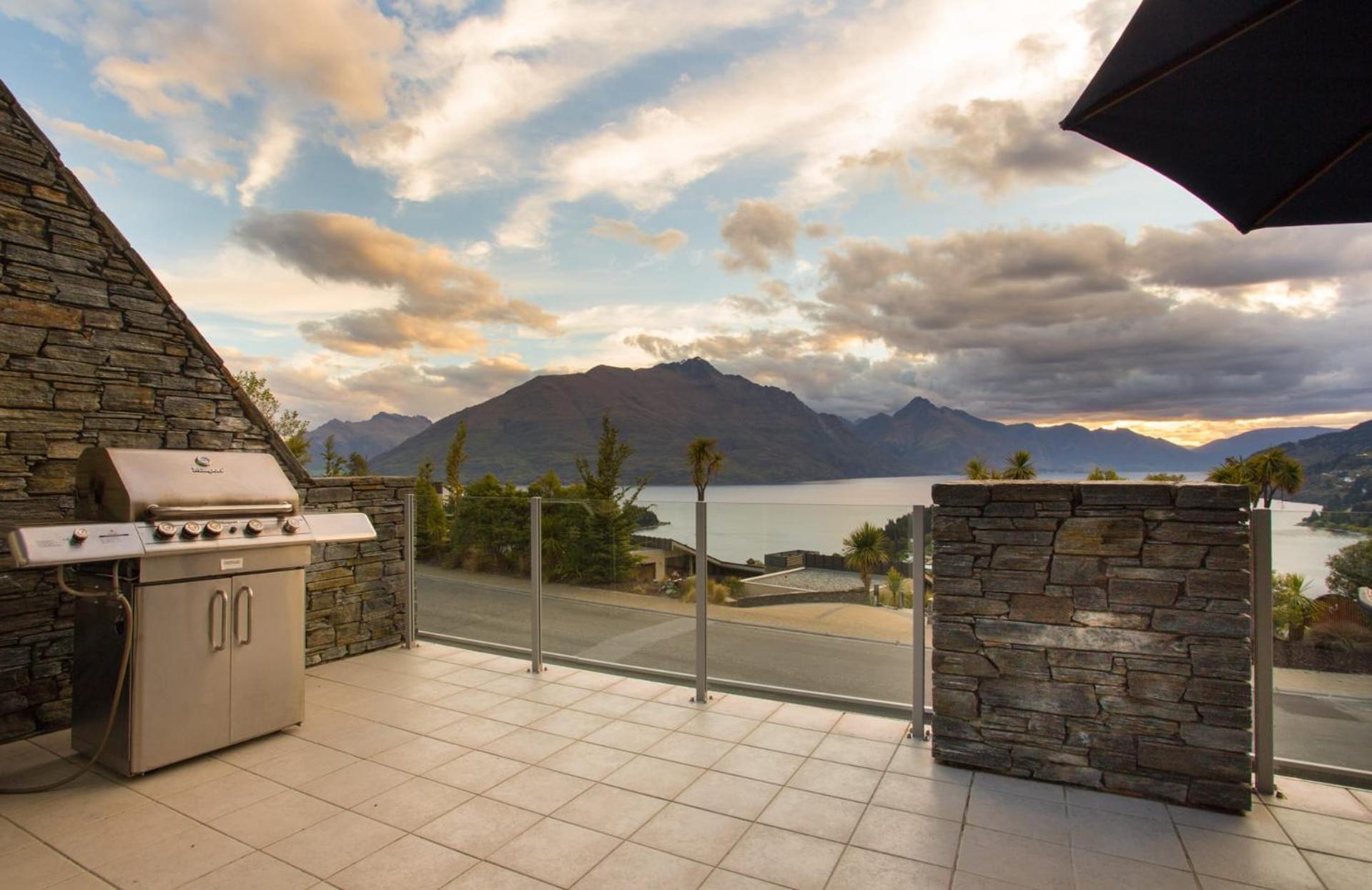 Luxury on Belfast- Free Parking- Gas Fire- BBQ- AC view 4