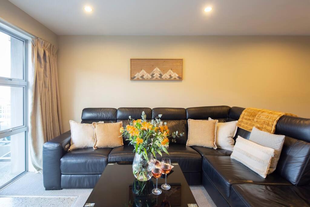 Remarkable Apt- Pet Friendly- Lake Views- Garage