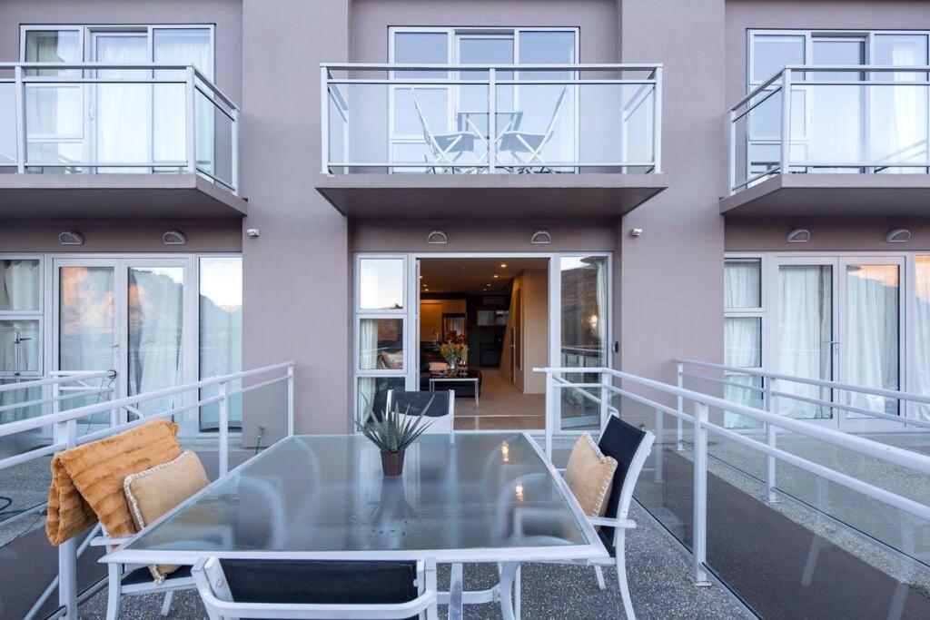 Remarkable Apt- Pet Friendly- Lake Views- Garage