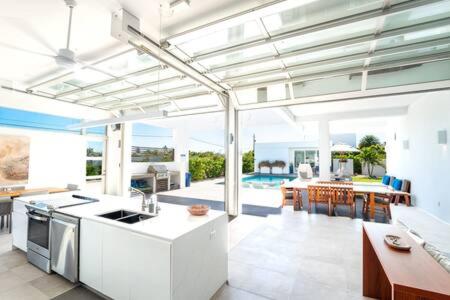 Beachside 3 Bedroom Villa with Pool and Resort Amenities - White Villas - v4 view 2