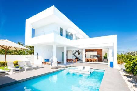 Beachside 3 Bedroom Villa with Pool and Resort Amenities - White Villas - v4 view 5