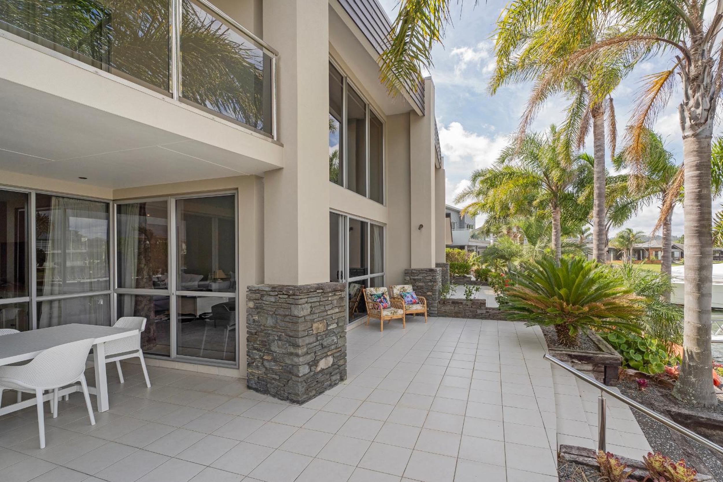 Hosts on the Coast - Pelicans Coastal Perch view 5